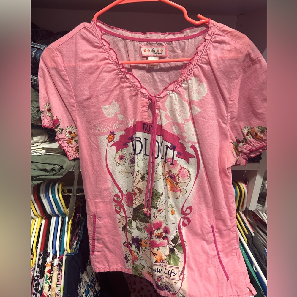 Adorable , rare koi scrub top size L